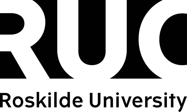 RUC_ROSKILDE_UNIVERSITY_BLACK_TEKST-UNDER-LOGO_CMYK