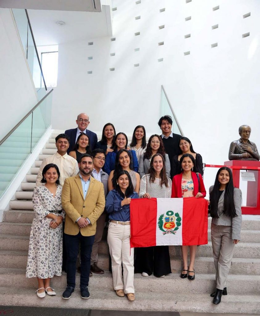 Delegación de las Clínicas Jurídicas Ambientales del Perú que conforman la Alianza integrada por docentes y estudiantes de la Pontificia Universidad Católica del Perú, la Universidad del Pacífico y la Universidad Científica del Sur.