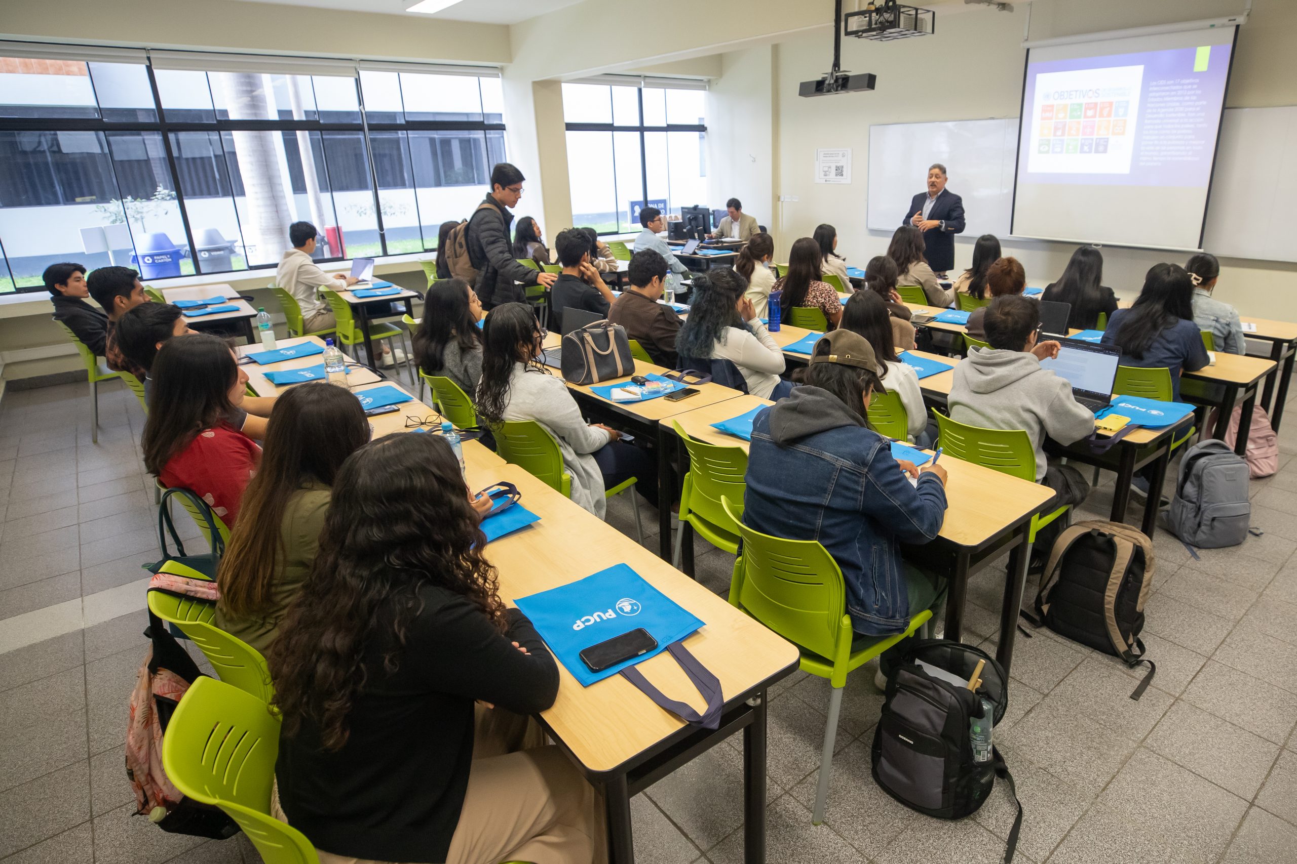 EVENTO PARLAMENTO ANDINO JOVENES PUCP – JORGE CERDAN4431