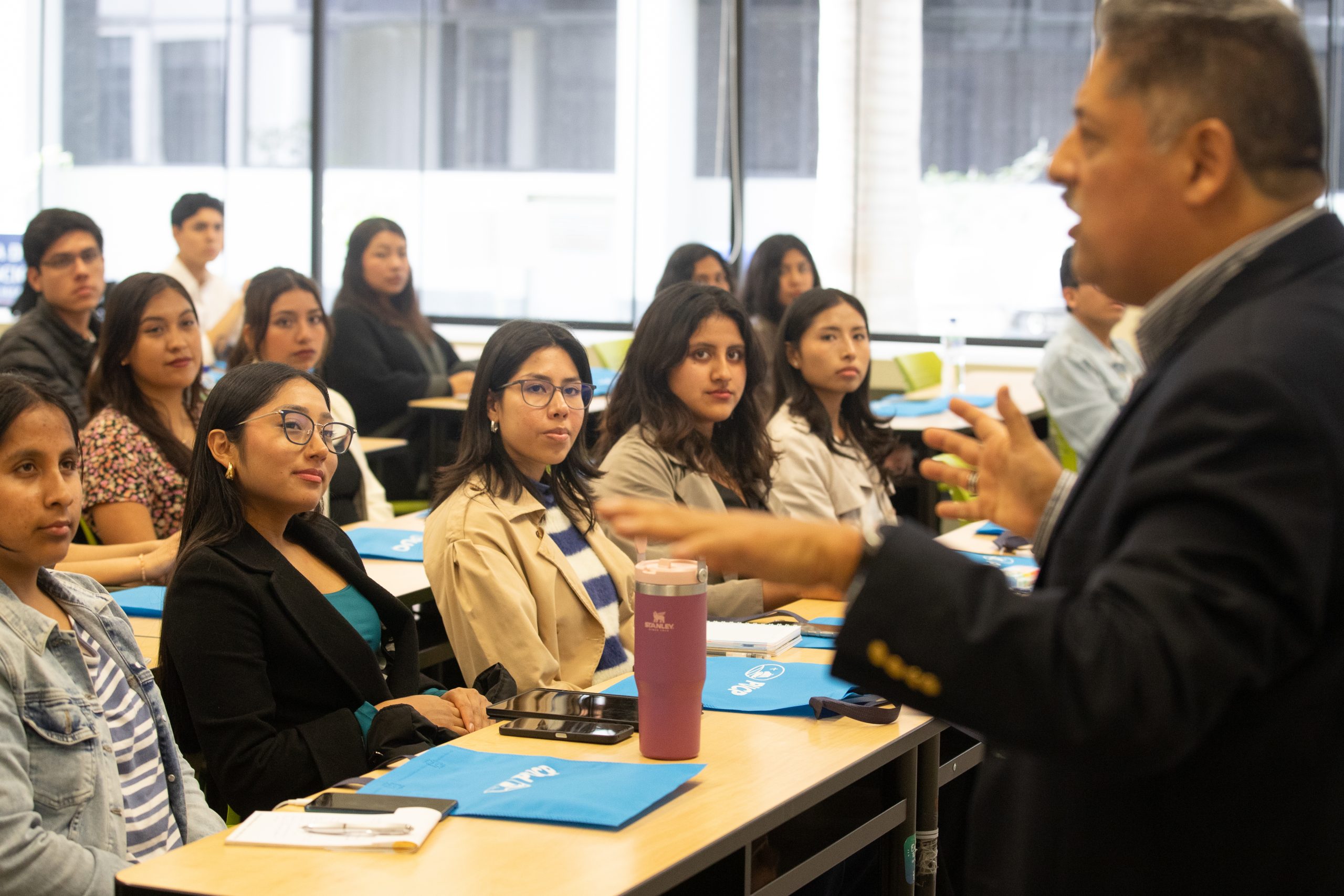 EVENTO PARLAMENTO ANDINO JOVENES PUCP – JORGE CERDAN4437