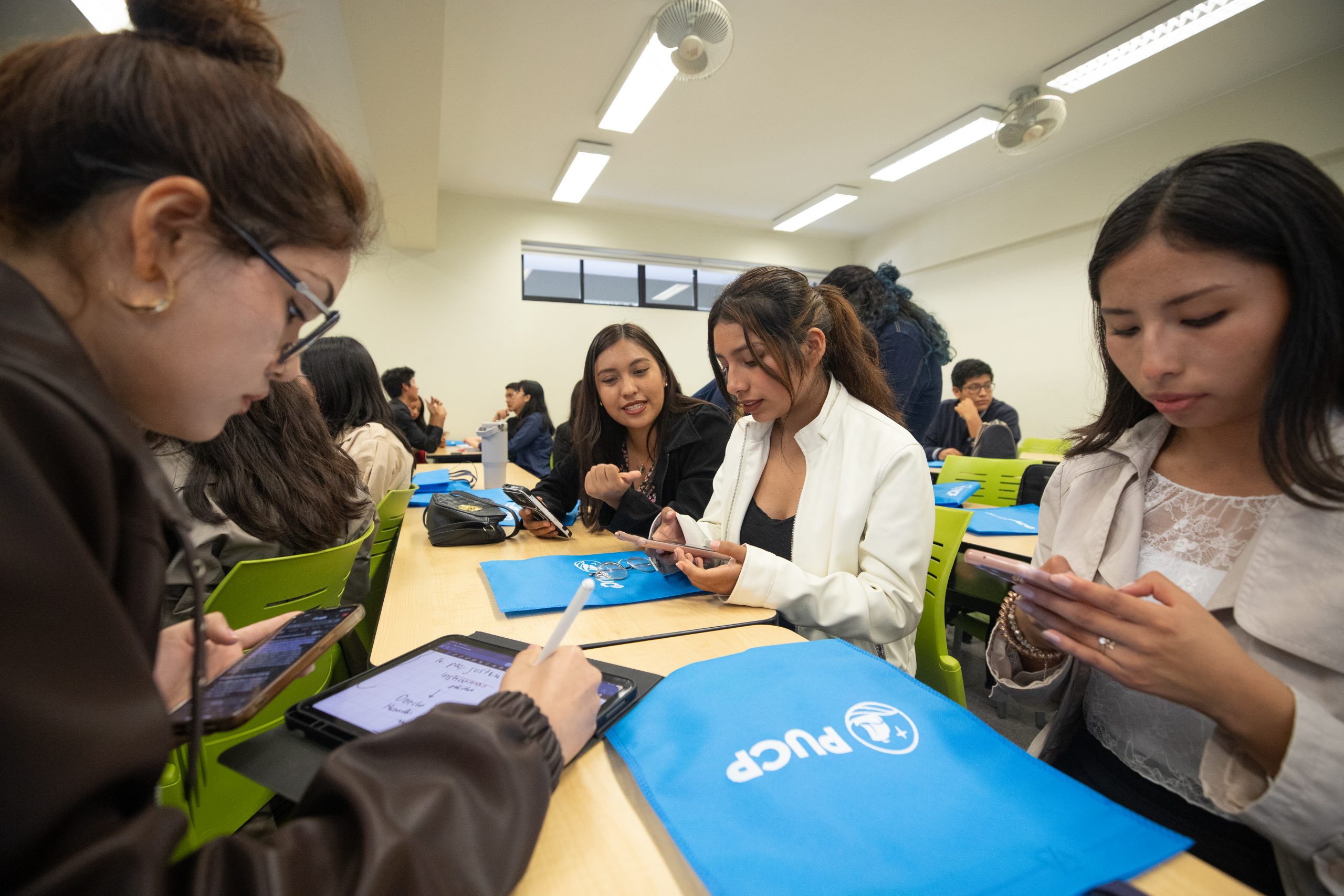 EVENTO PARLAMENTO ANDINO JOVENES PUCP – JORGE CERDAN4451