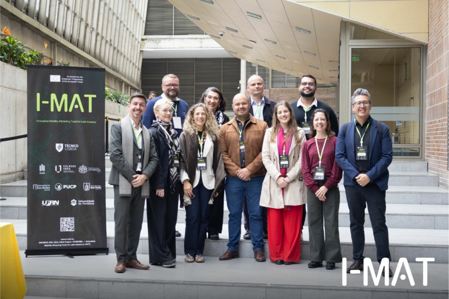 i-mat-family-photo-900×600